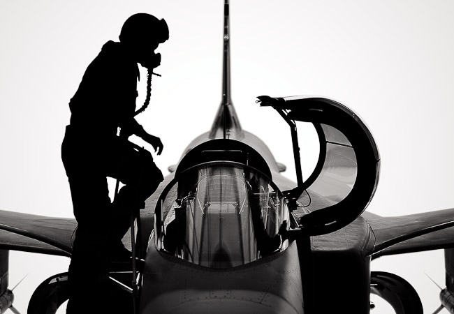 Pilot entering Gripen © www.svarteld.com